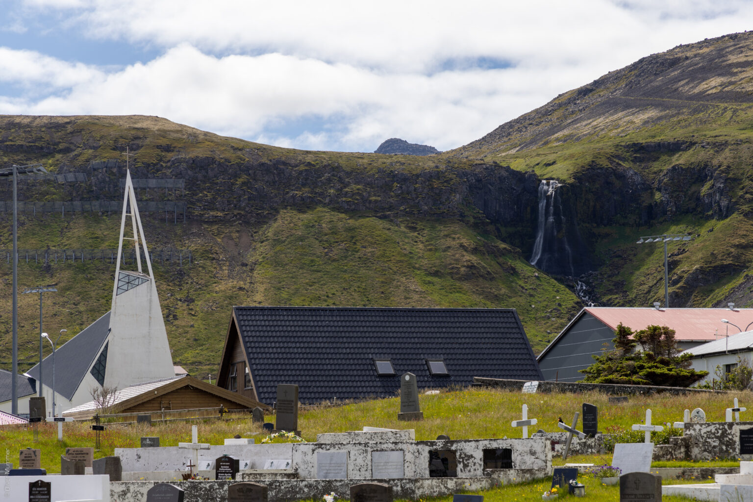 Ólafsvík mit Ólafsvíkurkirkja und Bæjarfoss ● ©2022