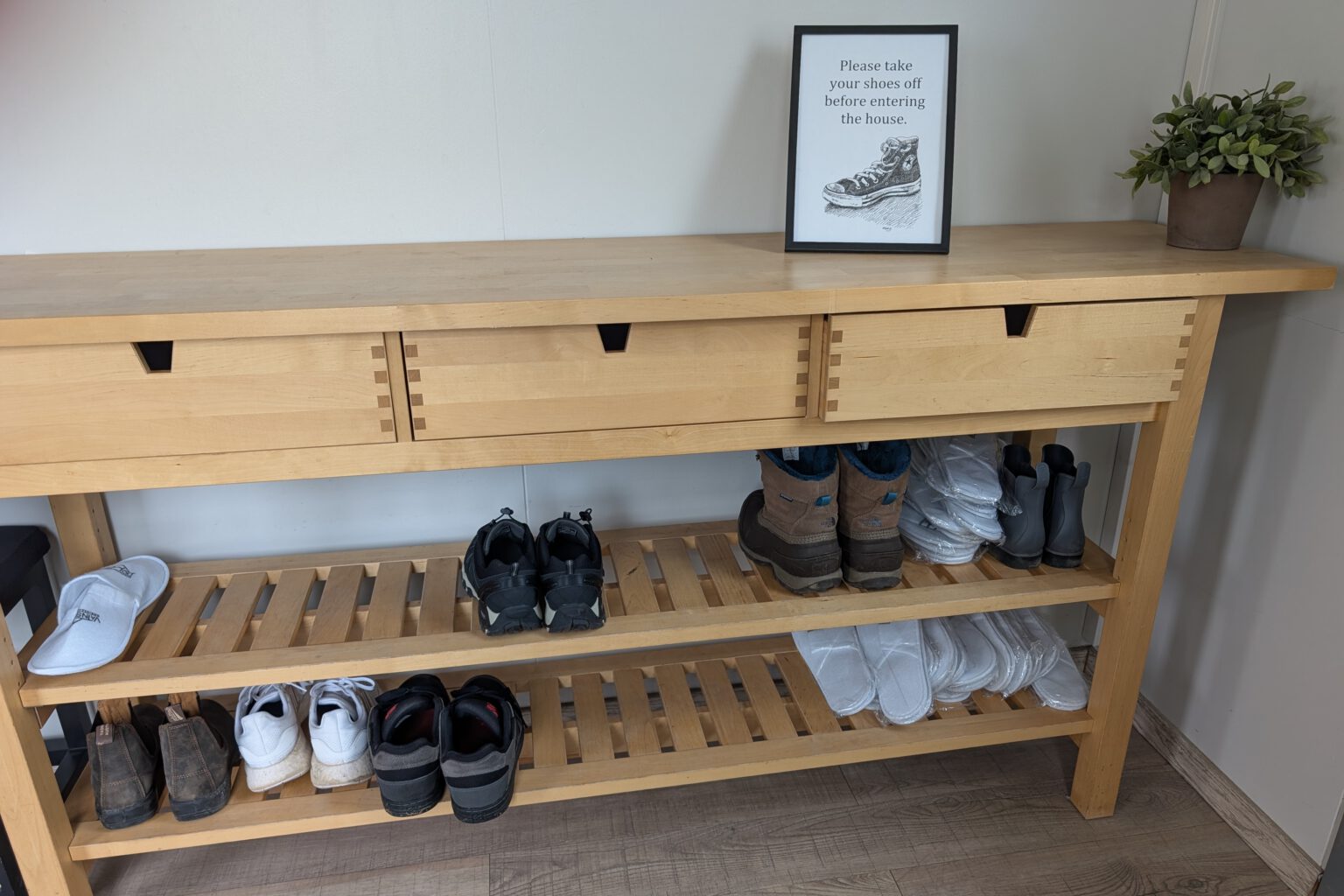 Hótel Vatnsholt ● Schuhe aus! ● ©2025