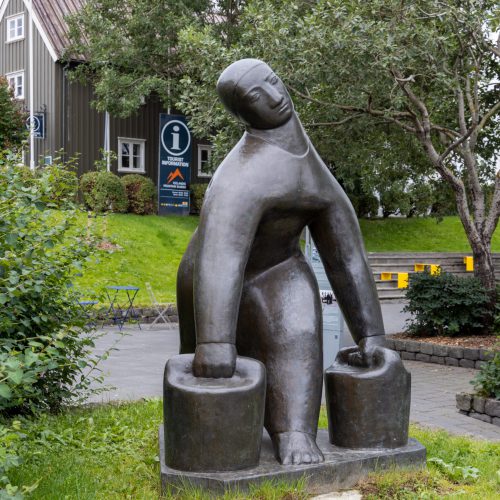 Reykjavík ● Skulptur Vatnsberinn (Wasserträgerin) ● ©2020
