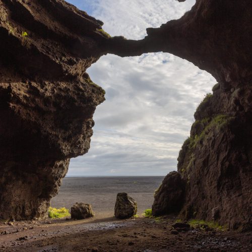 Hjörleifshöfði ● Blick aus der Höhle ● ©2020