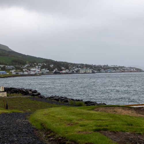 Neskaupstaður ● Blick auf den Ort ● ©2025